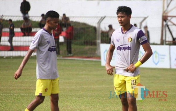 Striker Persik Kediri Septian Satria Bagaskara (kanan) saat betlatih di stadion Brawijaya.(Foto: istimewa)