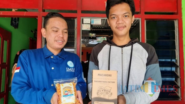 Didin Trianggoro 21 tahun dan sohibnya Bagus Nugroho ingin hidup mandiri dan tidak mau membenani orang tuanya. (Foto: Bams Setioko/JatimTIMES)