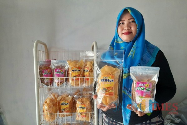 Ike Nurma saat memperlihat produk UMKM Keripik sukun.(eko arif s/Jatimtimes)