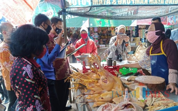 Tim TPID Kota Kediri sidak di pasar tradisional setono Betek.(eko arif s/Jatimtimes)