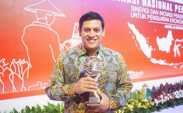 Wali Kota Kediri Abdullah Abu Bakar saat menerima penghargaan beberapa waktu lalu.(ist)