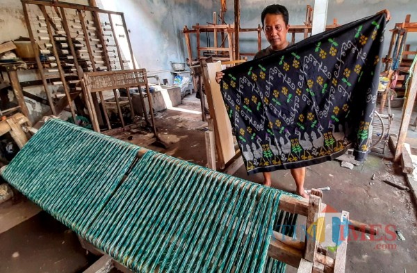Pemilik Tenun Woro Putri memamerkan hasil tentunya.(eko arif s/Jatimtimes)