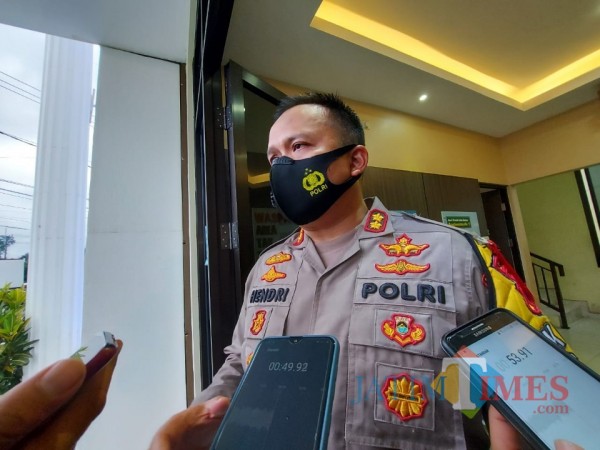 Kapolres Malang AKBP Hendri Umar saat ditemui awak media di pos pelayanan Karanglo, Minggu (27/12/2020). (Foto: Tubagus Achmad/MalangTimes)
