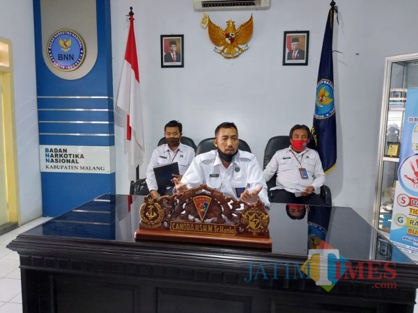 Kepala BNN Kabupaten Malang, Letkol Laut PM Candra Hermawan saat menggelar konferensinpers laporan akhir tahun, Senin (28/12/2020). (Foto: Tubagus Achmad/MalangTimes)