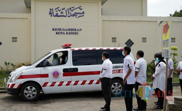 Pemberangkatan jenazah tenaga kesehatan diiringi para karyawan RS Gambiran.(ist)