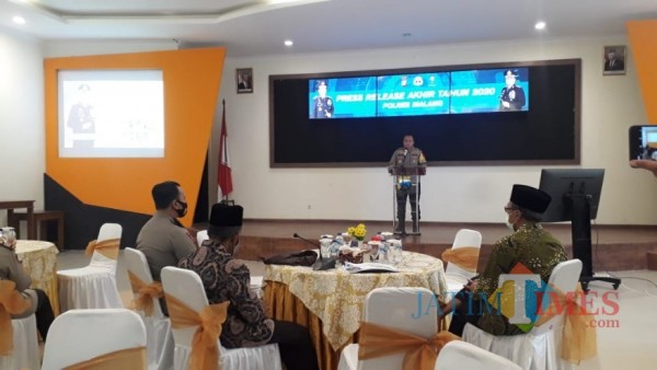 Kapolres Malang AKBP Hendri Umar saat memaparkan capaian Polres Malang selama tahun 2020, Rabu (30/12/2020). (Foto: Tubagus Achmad/MalangTimes)