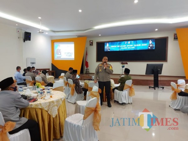 Kapolres Malang AKBP Hendri Umar saat memaparkan hasil ungkap kasus narkoba selama tahun 2020, Rabu (30/12/2020). (Foto: Tubagus Achmad/ MalangTIMES)
