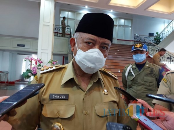 Bupati Malang HM. Sanusi saat ditemui awak media di lobi gedung Anusapati, Pendopo Agung Kabupaten Malang, Senin (4/1/2021). (Foto: Tubagus Achmad/MalangTimes)