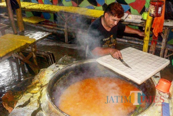 Pengrajin tahu di kampunh tahu sedang memasak tahu.(eko arif s/Jatimtimes)