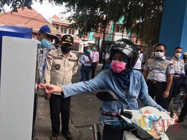 Seorang warga saat mulai memasuki kawasan Stadion Gajayana dengan sistem e-parking. (Arifina Cahyanti Firdausi/MalangTIMES).