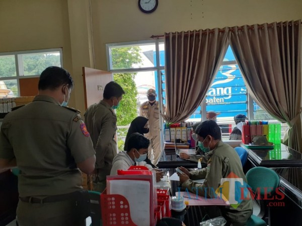 pasangan-pelanggar-protokol-kesehatan960d2728cc3d1763.jpg