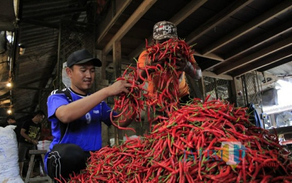 Pedagang cabe di pasar grosir Ngronggo Kota Kediri.(eko arif s/Jatimtimes)