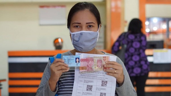 Dalam pengambilan BST warga diharuskan membawa KTP-el atau Kartu Keluarga asli dan menggunakan masker. (Foto: Ist)