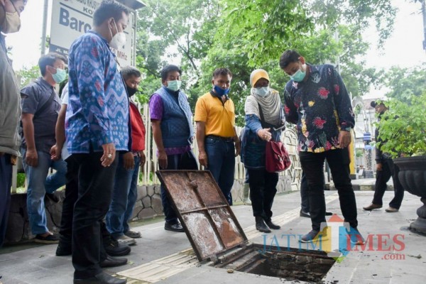 Wali Kota Kediri Abdullah Abu Bakar sidak outlet drainase di Kota Kediri.(ist)