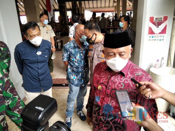 Bupati Malang Sanusi (depan, pakai peci) saat memberikan penjabaran terkait kesiapan PPKM (Foto: Ashaq Lupito/ MalangTIMES)