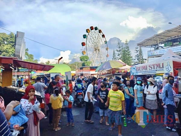Keramaian di Alun-Alun Kota Batu. (Foto: Irsya Richa/MalangTIMES)
