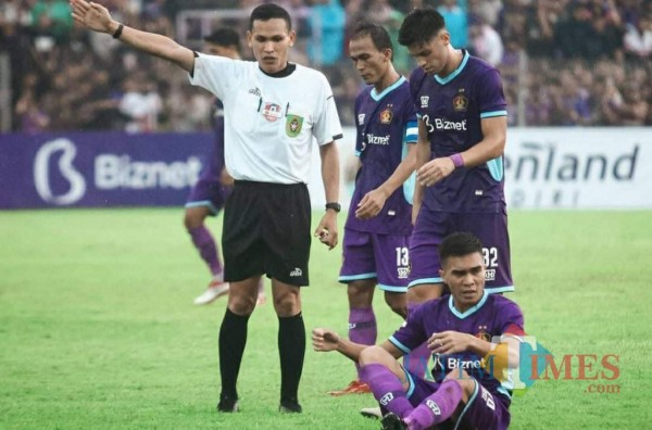 Pemain Persik Kediri saat bertanding beberapa waktu yang lalu.(ist)