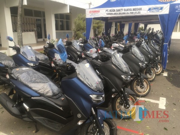 Ratusan sepeda motor trail dan matic sebelum diserahkan kepada seluruh Kades yang ada di Kabupaten Malang (Foto : Ashaq Lupito / MalangTIMES)