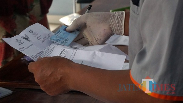 Hari ke-2 pembagian BST di Kota Kediri berlangsung di 8 kelurahan, Kecamatan Mojoroto. Sejumlah 2.893 KPM menerima BST, 11/01/2021. (Foto: Ist)