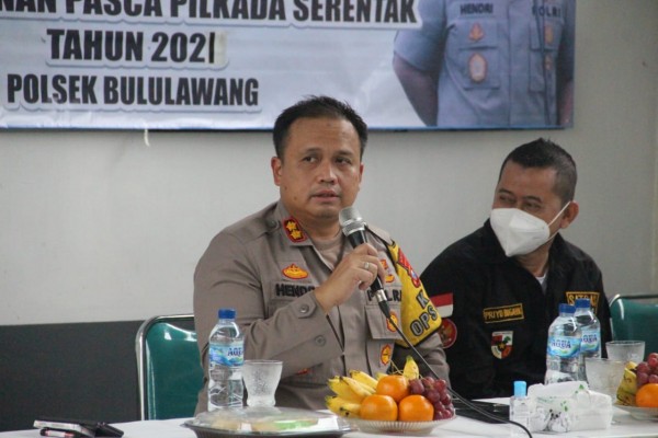 Kapolres Malang, AKBP Hendri Umar saat mensosialisasikan PPKM kepada masyarakat (istimewa)