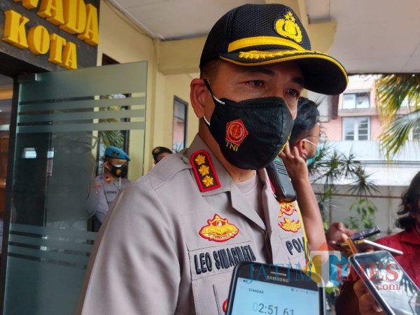 Kapolresta Malang Kota, Kombes Pol Leonardus Simarmata saat ditemui awak media di Mapolresta Malang Kota, Senin (11/1/2021). (Foto: Tubagus Achmad/MalangTimes)