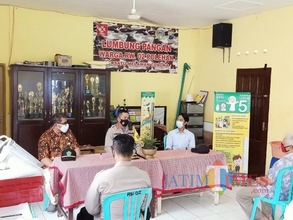 Kapolresta Malang Kota, Kombes Pol Leonardus Simarmata saat meninjau kampung tangguh di wilayah Kelurahan Polehan, Kota Malang. (Foto: Dok. JatimTimes)