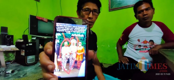 Ngadi Suwito saat menunjukkan foto pernikahan Mulyadi tiga bulan lalu (foto : Ulum Pitek / Jatim TIMES)