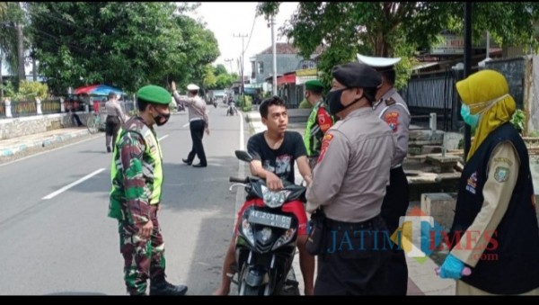 Petugas saat melakukan razia Operasi Yustisi gabungan dalam Pemberlakuan Pembatasan Kegiatan Masyarakat (PPKM)