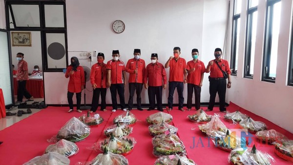 Sebanyak 148 tumpeng dibagikan PDIP Kab Blitar untuk masyarakat