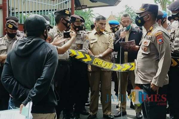 Aliansi Pemuda Peduli Rakyat (Alpart) saat melakukan demonstrasi di depan gedung Pemerintah Kabupaten Pamekasan, (Foto:Rozy/JatimTimes.com)