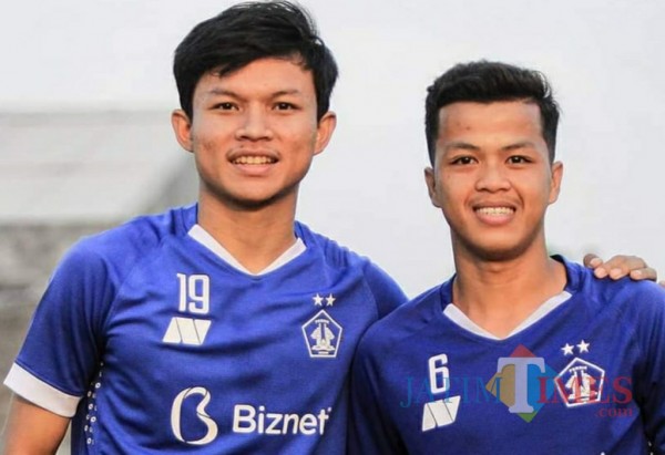 Bayu Otto Kartika (kanan) salah satu pemain Persik Kediri. (Ist)