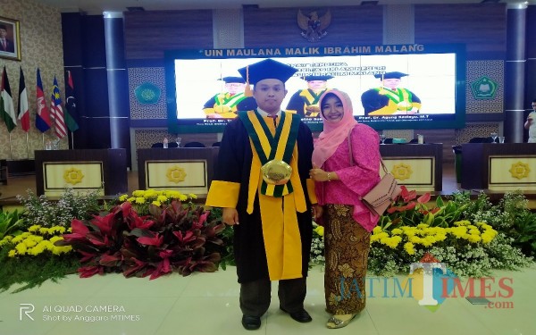 Guru Besar Termuda di UIN Maliki Malang, Prof Agung Sedayu, M.T bersama sang istri, Dewi Wulandari (Anggara Sudiongko/MalangTIMES)