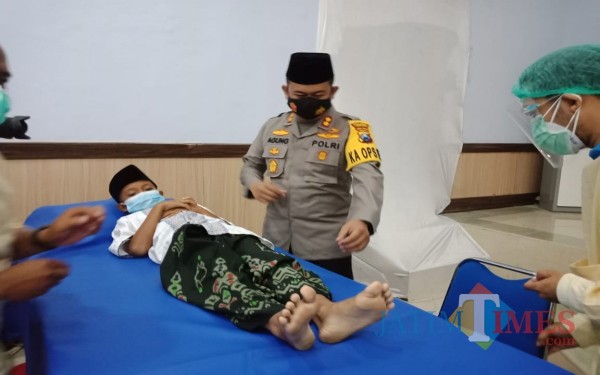 Kapolres Jombang AKBP Agung Setyo Nugroho saat melihat proses khitan massal. (Foto: Adi Rosul / JombangTIMES)