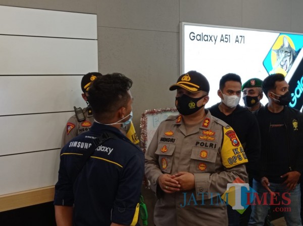 Kapolres Malang AKBP Hendri Umar saat memperingatkan salah satu gerai handphone di Kepanjen pada masa PPKM, Senin (11-1-2021) malam. (Hendra Saputra)