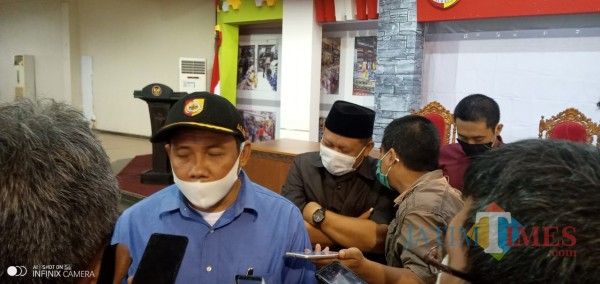 Ketua Komisi C DPRD Jember David Handoko Seto saat memberikan keterangan kepada wartawan (foto: Moh. Ali Makrus/JatimTIMES).