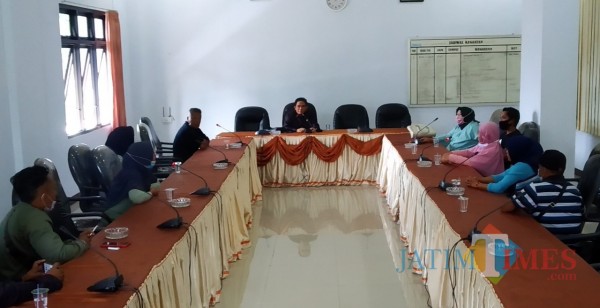 Pedagang pasar induk saat menemui Wakil Ketua Komisi II A Mansur (Foto: Abror Rosi/JatimTimes)
