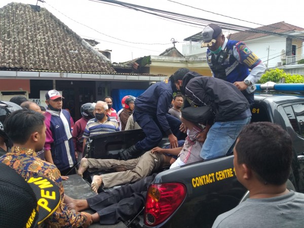 Petugas saat mengangkat korban di atas mobil, Selasa (12/1/2021). (Foto: istimewa)