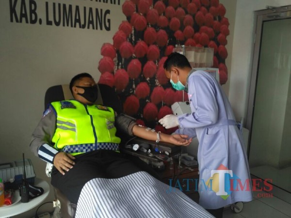 Proses Screening di PMI Lumajang (Foto: Bramastyo Dhieka Anugerah / Jatim Times)
