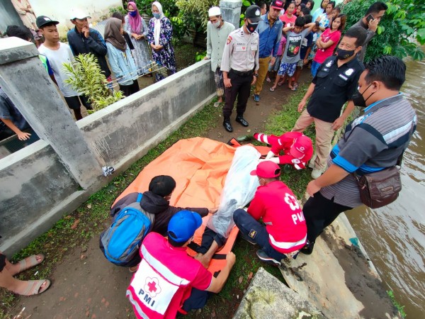 Proses evakuasi korban tenggelam di Gondanglegi, Kabupaten Malang (istimewa)