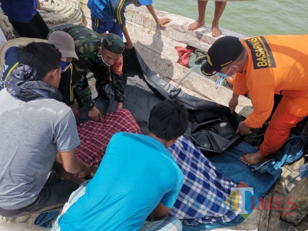 Proses evakuasi satu orang korban laka laut yang hilang selama dua hari (Foto: Ist/Jatim TIMES)