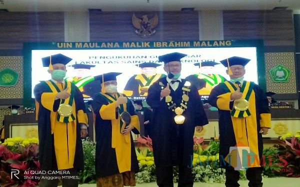 Rektor UIN Malang (dua dari kanan) usai melakukan pengkukuhan terhadap tiga guru besar baru dari Fakultas Saintek (Foto: Anggara Sudiongko/MalangTIMES)