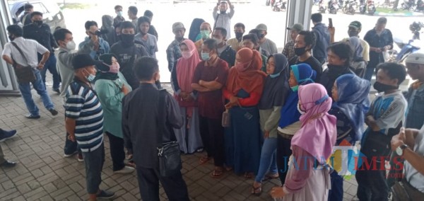 Saat puluhan pedagang pasar induk mendatangi kantor DPRD Bondowoso (Foto: Abror Rosi/JatimTimes)