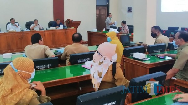 Situasi rapat kerja DPRD Trenggalek dengan OPD pemrakarsa Ranperda RKIP