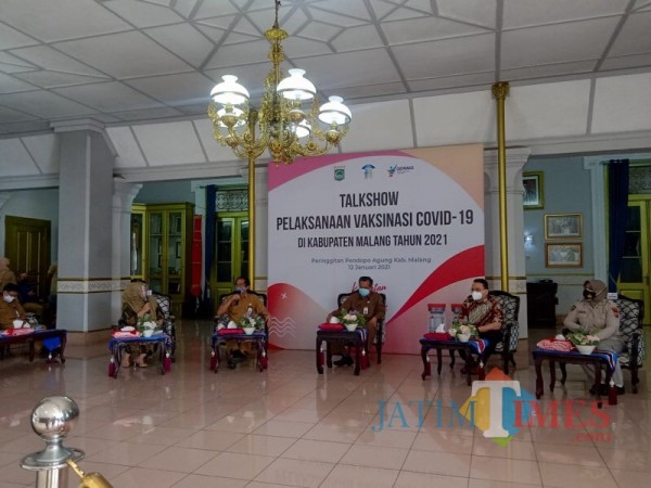 Suasana ketika Talkshow Pelaksanaan Vaksinasi Covid-19 di Kabupaten Malang tahun 2021, yang juga membahas tentang persiapan pendistribusian vaksin