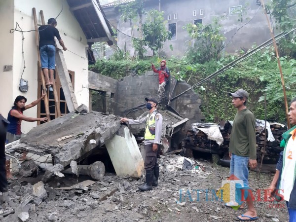 Teras rumah milik Suyono roboh saat hujan deras disertai angin kencang