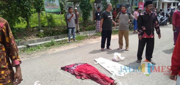 Tergeletak: anak usia 4 tahun di Sumenep tewas akibat tertabrak mobil saat menyeberang jalan (Foto: Ist/JatimTIMES)