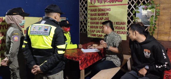 Tim gabungan saat operasi yustisi kepada pelaku usaha di Kota Batu, Senin (11/1/2021) malam. (Foto: istimewa)