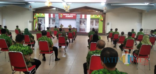 Wakil Bupati Jember Drs. KH. A. Muqit Arief bersama dengan Sekda Ir. Mirfano saat menggelar pertemuan dengan beberapa ASN (foto : Moh. Ali Makrus / Jatim TIMES)