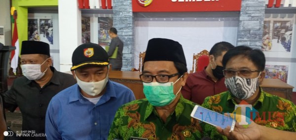 Wakil Bupati Jember Drs. KH. A. Muqit Arief saat diwawancarai wartawan usai menggelar pertemuan dengan pejabat dan ASN (Foto: Monas/JatimTIMES).