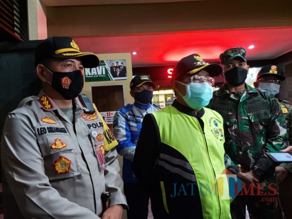 Wali Kota Malang Sutiaji (tengah), Kapolresta Malang Kota Kombes Leonardus Simarmata (kiri), dan Dandim 0833/Kota Malang Letkol Ferdian Primadona (kanan) usai melakukan operasi razia gabungan hari pertama PPKM, Senin (11/1/2021) malam. (Foto: Tubagus Achmad/MalangTimes)